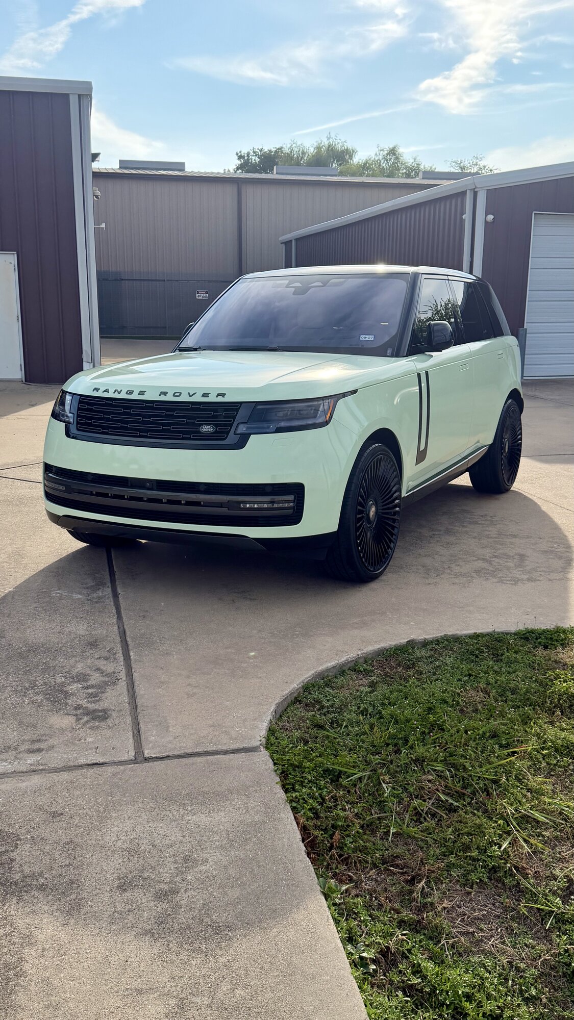 Range Rover with pastel green vinyl wrap